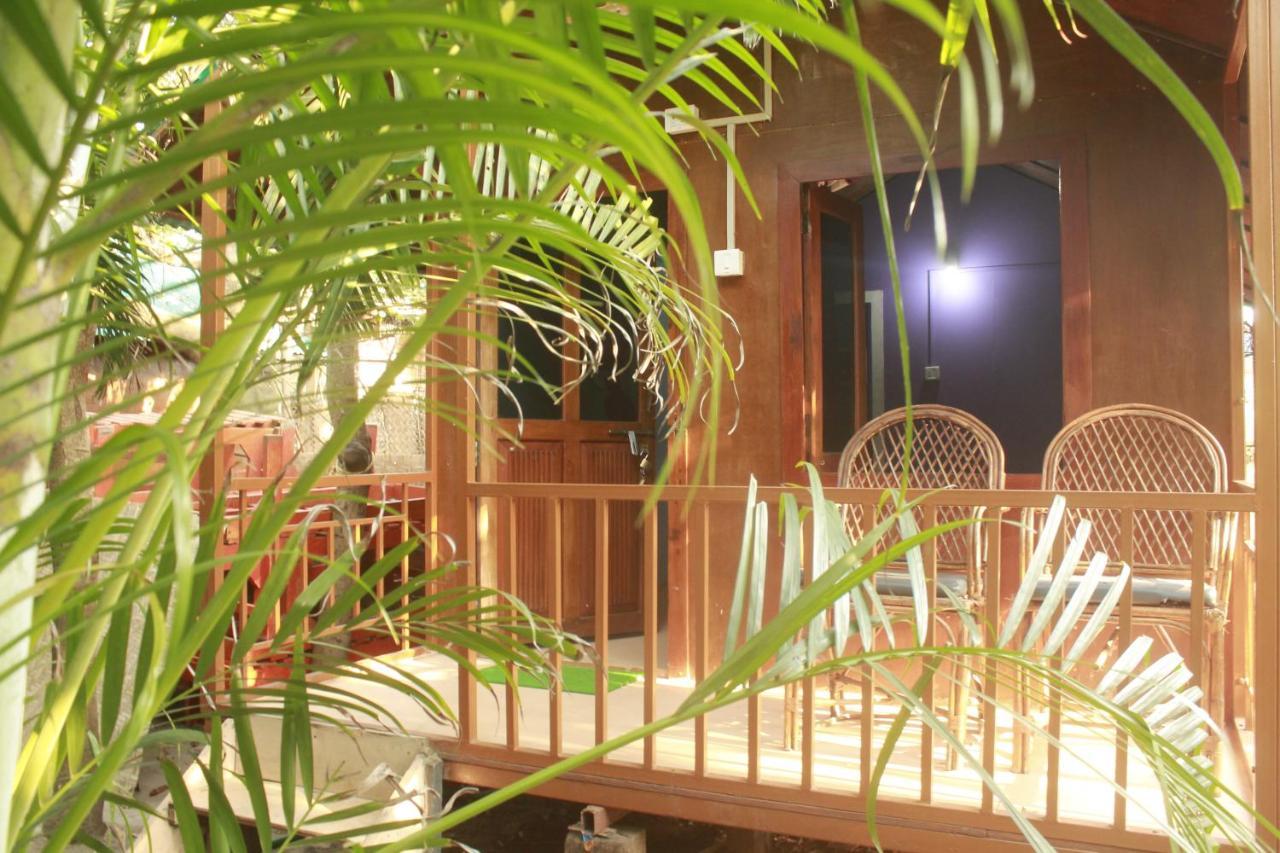 Sea Bird Beach Cafe & Cottages Морджим Екстериор снимка