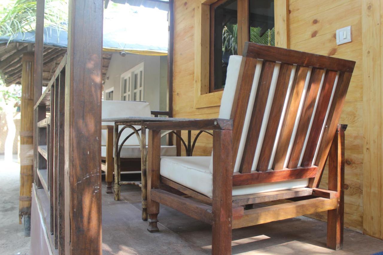 Sea Bird Beach Cafe & Cottages Морджим Екстериор снимка