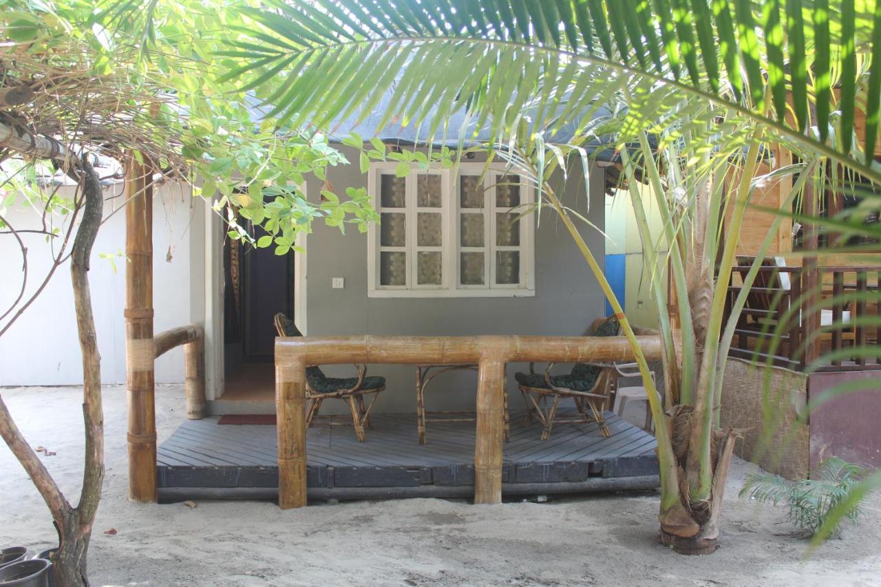 Sea Bird Beach Cafe & Cottages Морджим Екстериор снимка