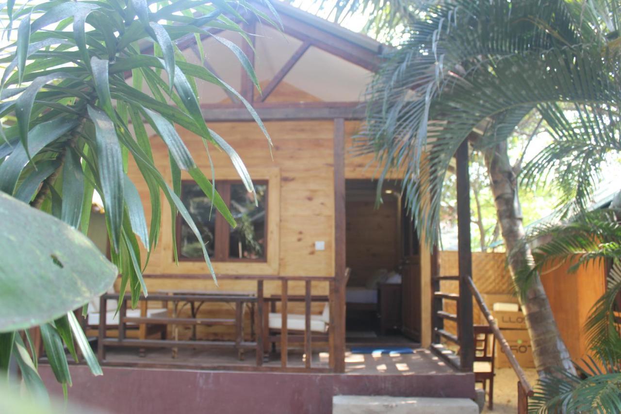 Sea Bird Beach Cafe & Cottages Морджим Екстериор снимка