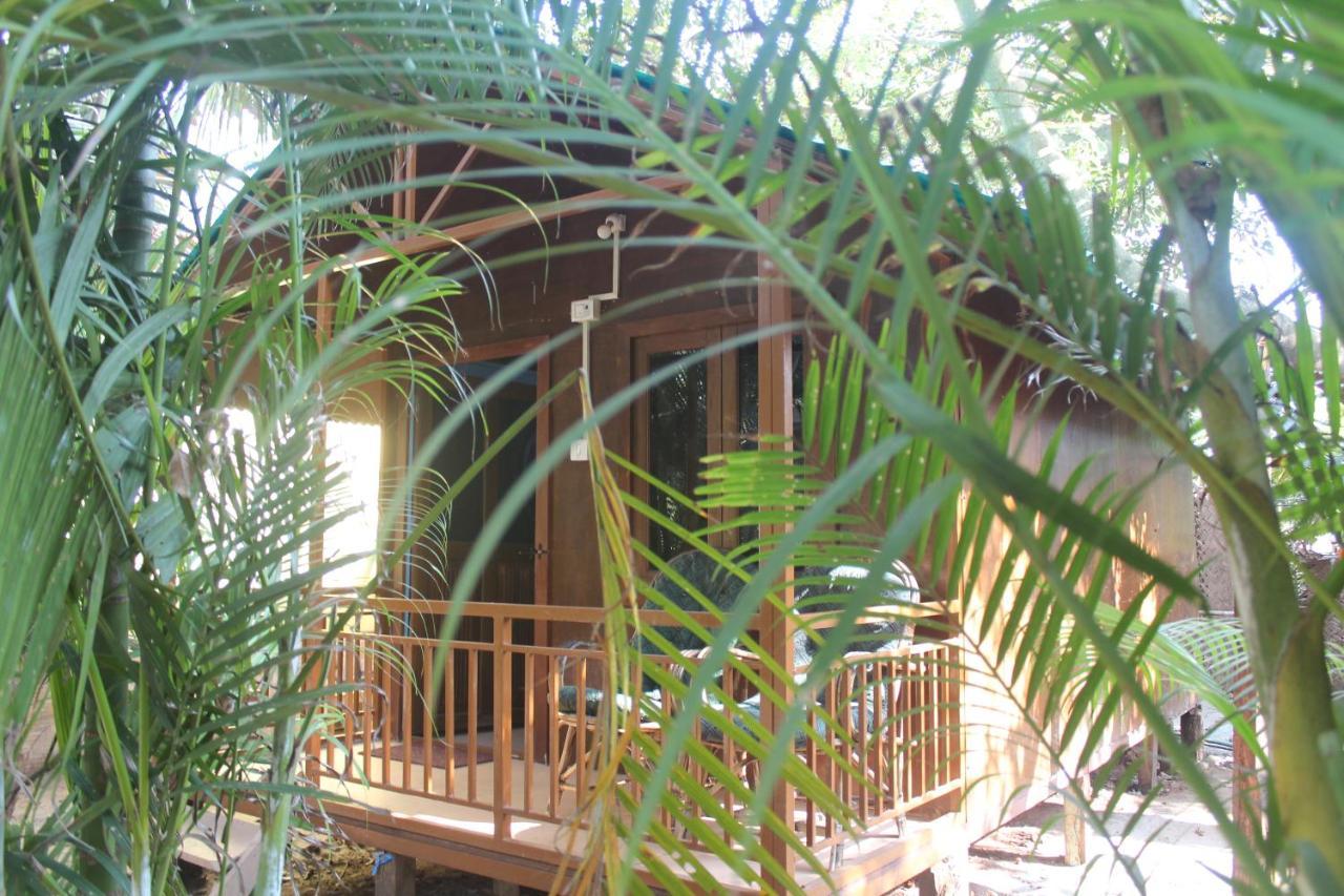 Sea Bird Beach Cafe & Cottages Морджим Екстериор снимка