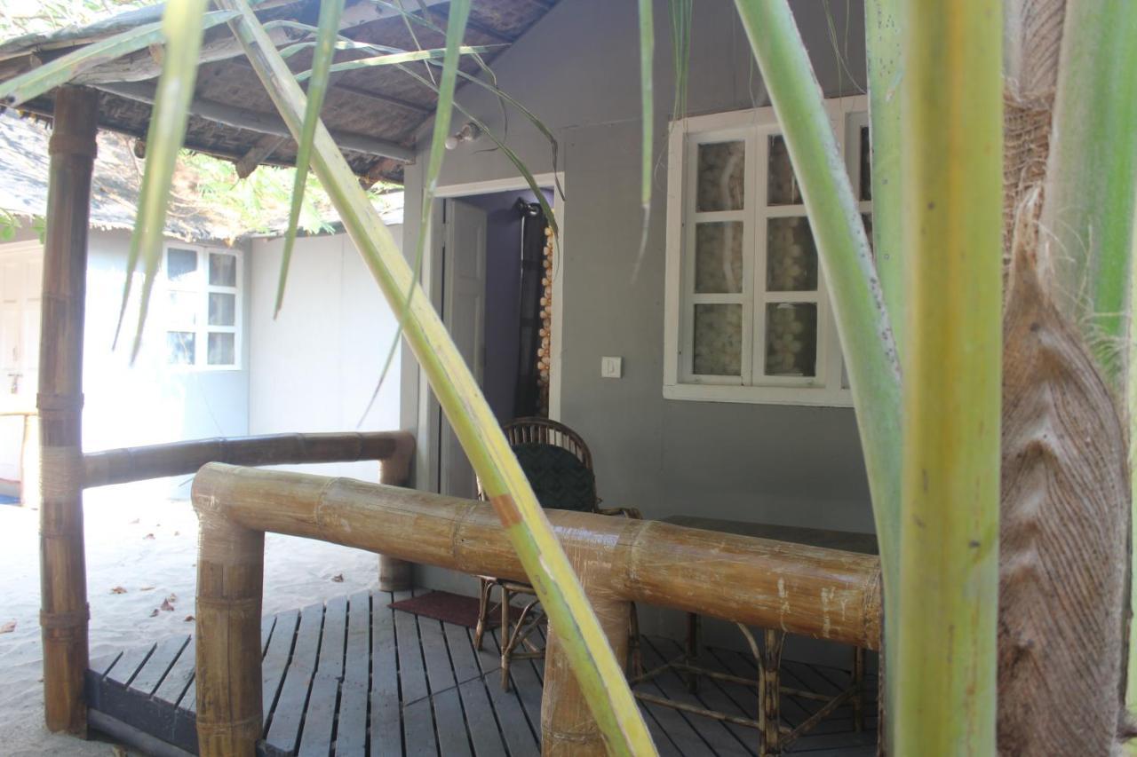 Sea Bird Beach Cafe & Cottages Морджим Екстериор снимка